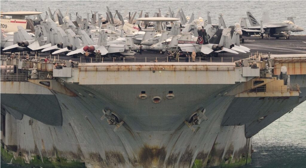 Portaerei Lincoln (piena di ruggine) in Thailandia dopo la missione record. Perch&eacute; &egrave; una delle tappe preferite dagli Usa
