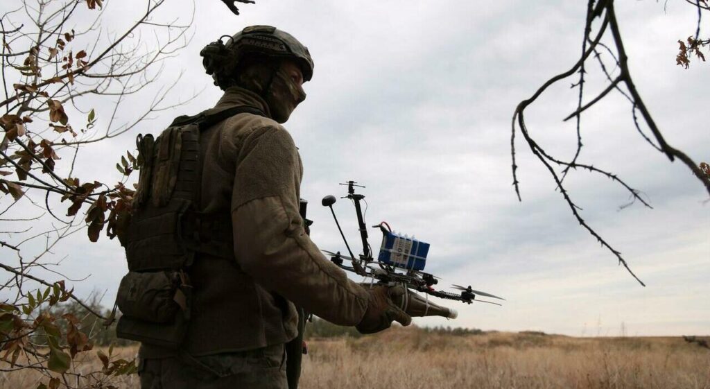 Ucraina, la controffensiva dei droni a Lyman: russi respinti fino a 15 km, ora rischiano l’accerchiamento