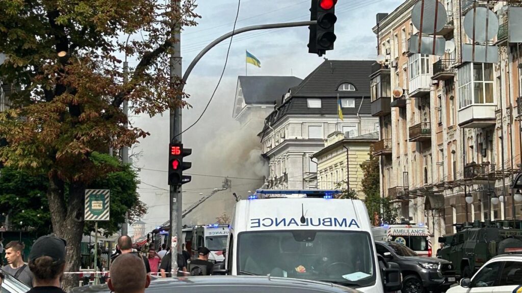 Drone colpisce il quartier generale dell’intelligence ucraina SBU a Kiev. Zelensky: “Già scelti gli obiettivi della nostra risposta” Drone colpisce il quartier generale dell’intelligence ucraina SBU a Kiev. Zelensky: “Già scelti gli obiettivi della nostra risposta”