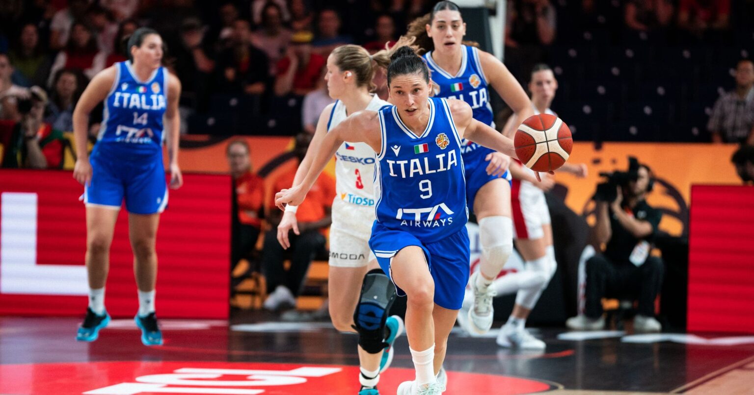 Italia-Cechia 63-54, le Azzurre esordiscono con una vittoria dopo 32 anni di attesa. 19 punti per Cecilia Zandalasini, 14 per Matilde Villa Italia-Cechia 63-54, le Azzurre esordiscono con una vittoria dopo 32 anni di attesa. 19 punti per Cecilia Zandalasini, 14 per Matilde Villa