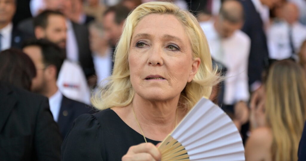 Francia, il sondaggio è una mazzata per Emmanuel Macron: vola Marine Le Pen
