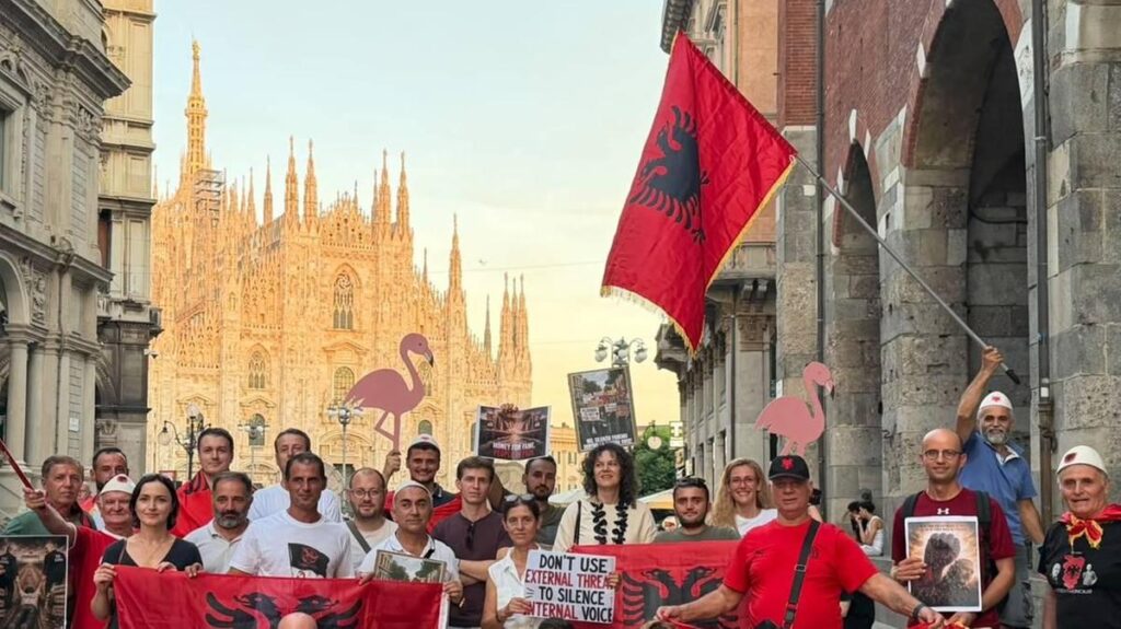 I 16 sabati di proteste. La maratona in Duomo dei “fenicotteri“ albanesi