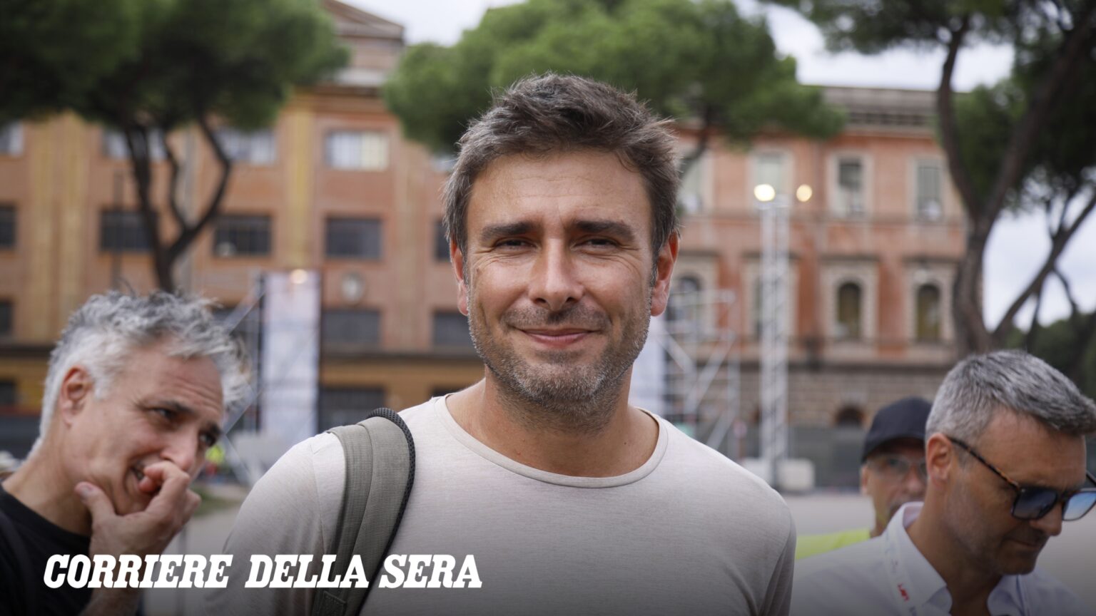 Come sta Di Battista: l'angoscia degli amici dopo l'aggravarsi delle condizioni: «Ora serviranno settimane»