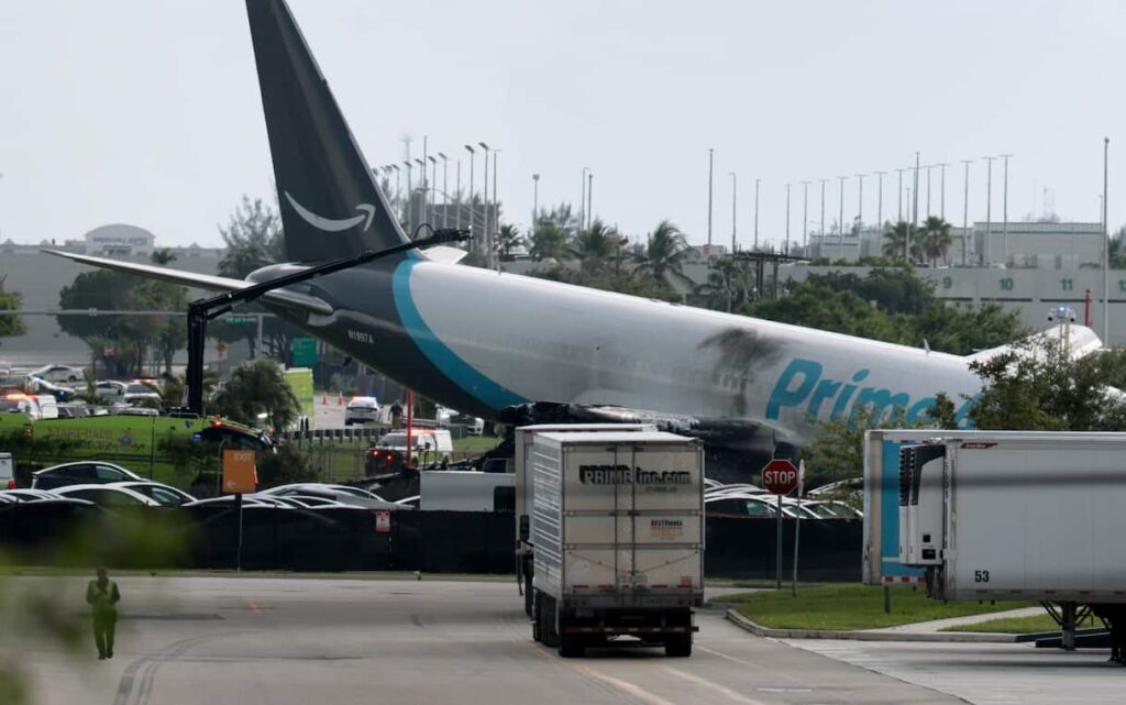 Usa, aereo Boeing 767 cargo di Amazon in fiamme all’aeroporto di Miami. Almeno 5 morti. VIDEO