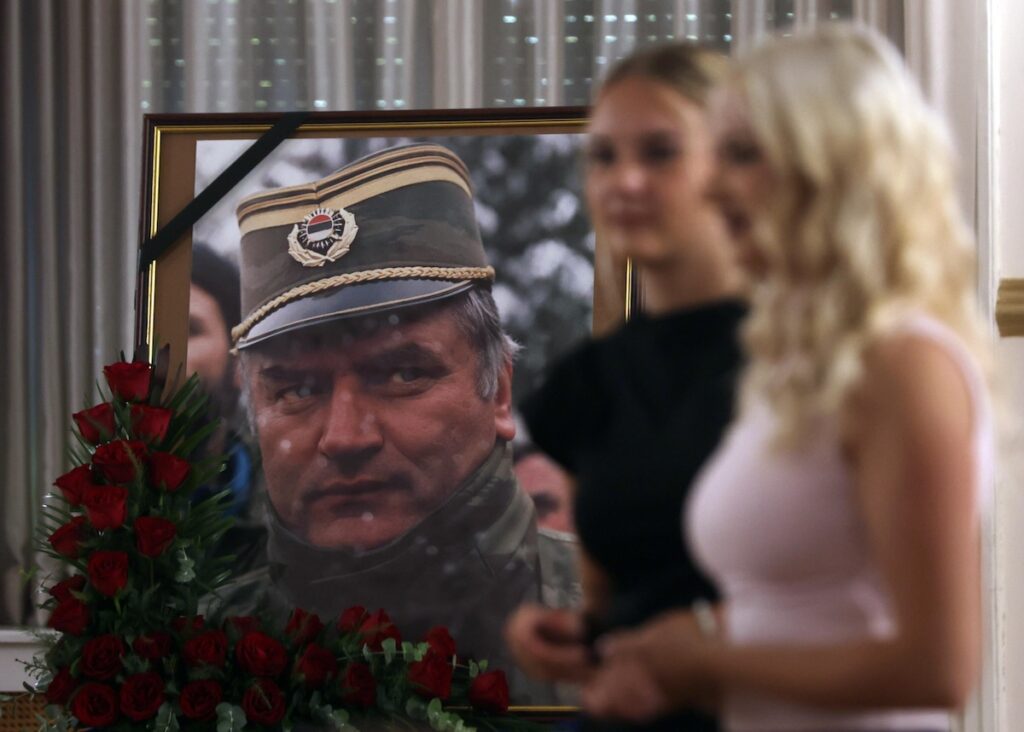 Ratko Mladić, a Belgrado i funerali del generale criminale di guerra funerali-mladic-belgrado