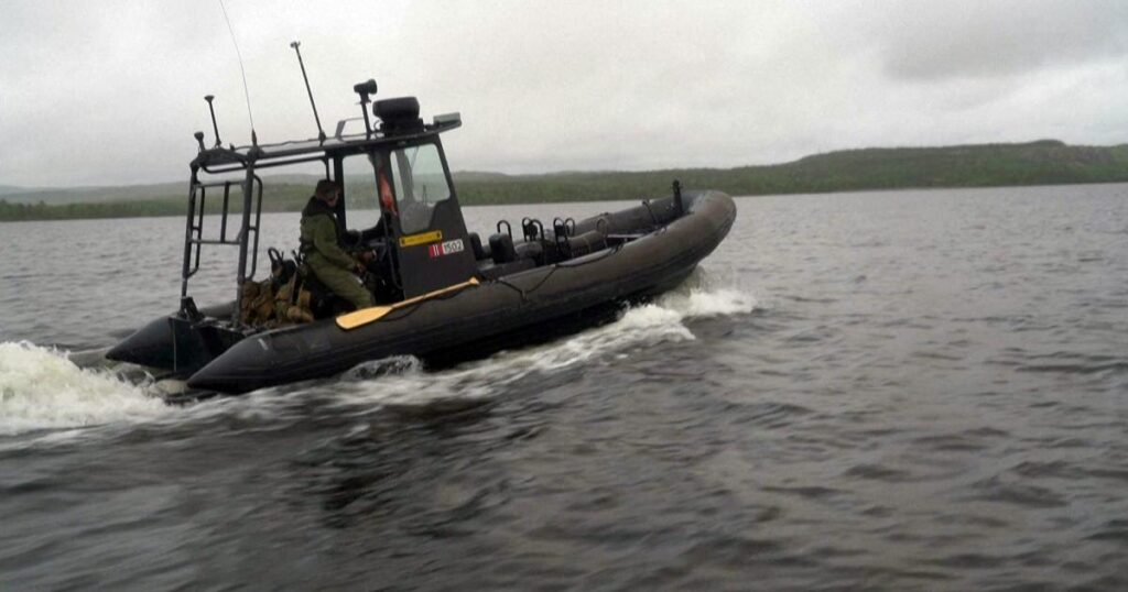 Cremlino: la Norvegia si arma lungo il confine, “una minaccia, attueremo misure” Motovedetta norvegese pattuglia il fiume Pasvik, al confine tra Norvegia e Russia