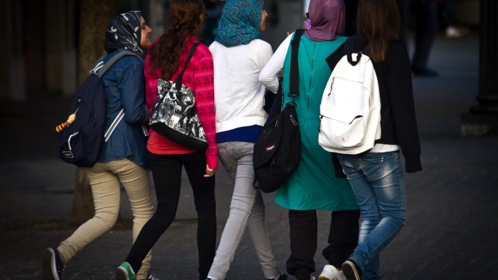 L’Austria ha vietato alle ragazze di eta’ inferiore ai 14 anni di indossare il velo islamico nelle scuole L'Austria ha vietato alle ragazze di eta' inferiore ai 14 anni di indossare il velo islamico nelle scuole
