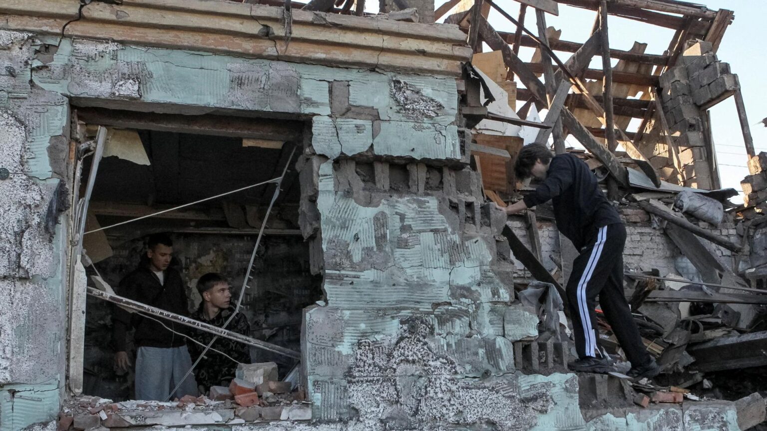 Ucraina, vivere come se la guerra non esistesse: scorte, servizi sulle app e indifferenza Ucraina, vivere come se la guerra non esistesse: scorte, servizi sulle app e indifferenza