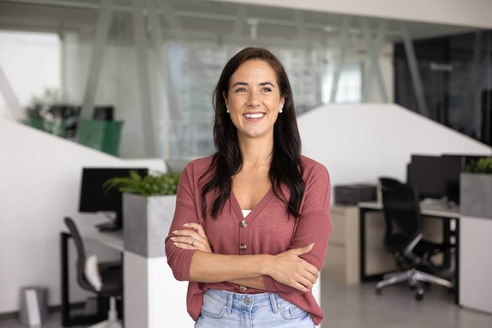 Ragazze nelle STEM: dall’Estonia un modello per ridurre il divario Portrait,Of,Happy,Woman,Posing,With,Arms-crossed,In,Contemporary,Co-working