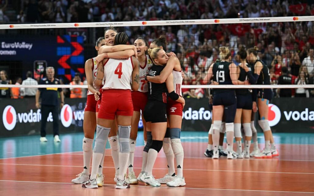 Europei pallavolo femminile, l’Italia perde in finale al tie-break: la Turchia è campione