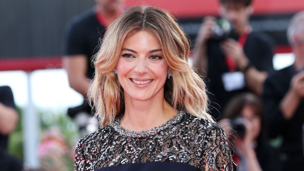 Barbara Ronchi al Festival di Venezia 2026 in Louis Vuitton: l'abito blu navy con prezioso pizzo e ricami di paillettes all-over