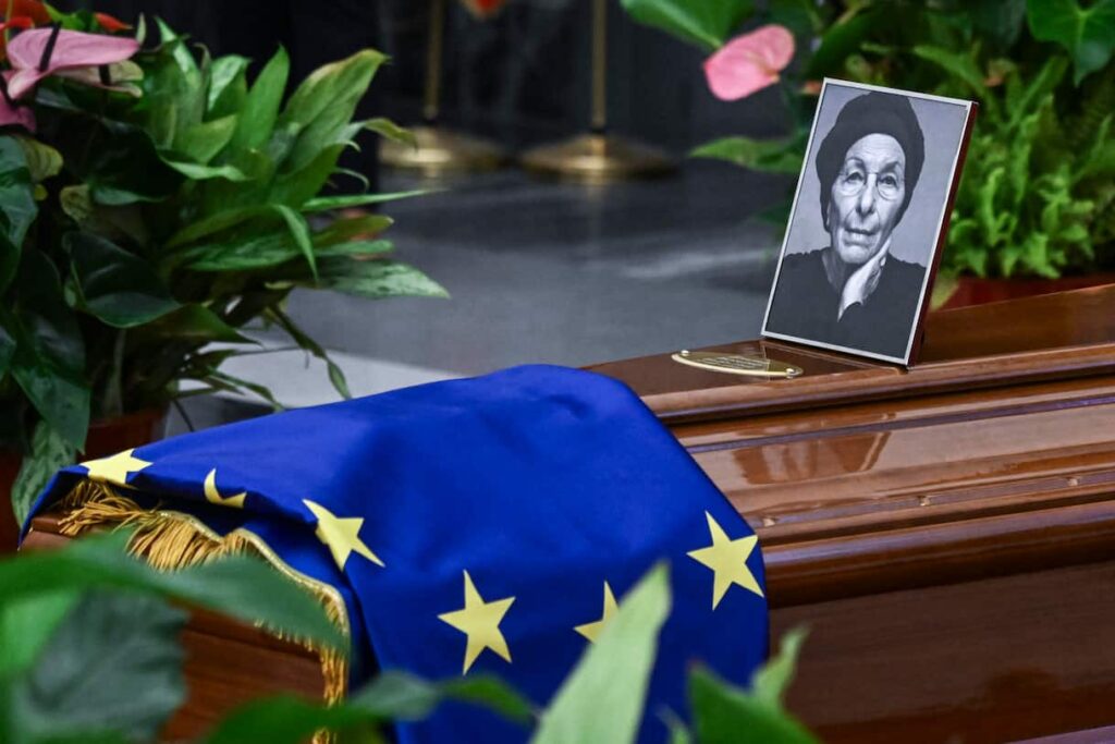Emma Bonino, oggi e domani la camera ardente in Campidoglio. Martedì i funerali di Stato Emma Bonino, oggi e domani la camera ardente in Campidoglio. Martedì i funerali di Stato