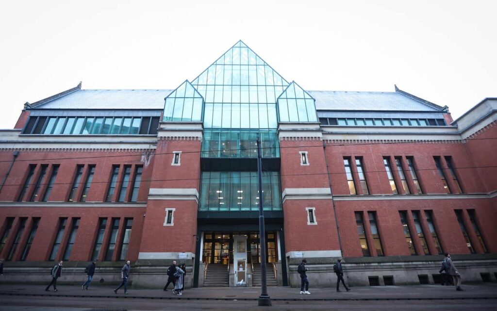 Manchester, drogava e faceva stuprare la moglie da 20 anni. Uomo confessa Manchester, drogava e faceva stuprare la moglie da 20 anni. Uomo confessa