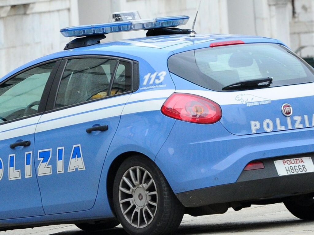 Milano, rabbino aggredito da tre sconosciuti alla fermata dell'autobus: «Preso a calci e pugni». Lui li filma e li denuncia