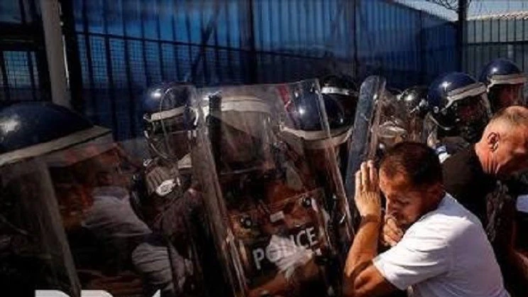 Proteste contro la sentenza che ha condannato l’ex presidente del Kosovo per crimini di guerra. Vietnam.vn - Nền tảng quảng bá Việt Nam