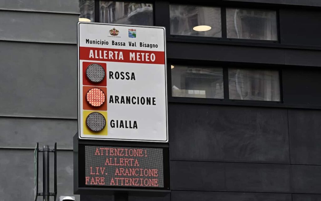 Maltempo, allerta arancione in Liguria ed ER. Temporale a Como: strade chiuse per frane Maltempo, allerta arancione in Liguria ed ER. Temporale a Como: strade chiuse per frane