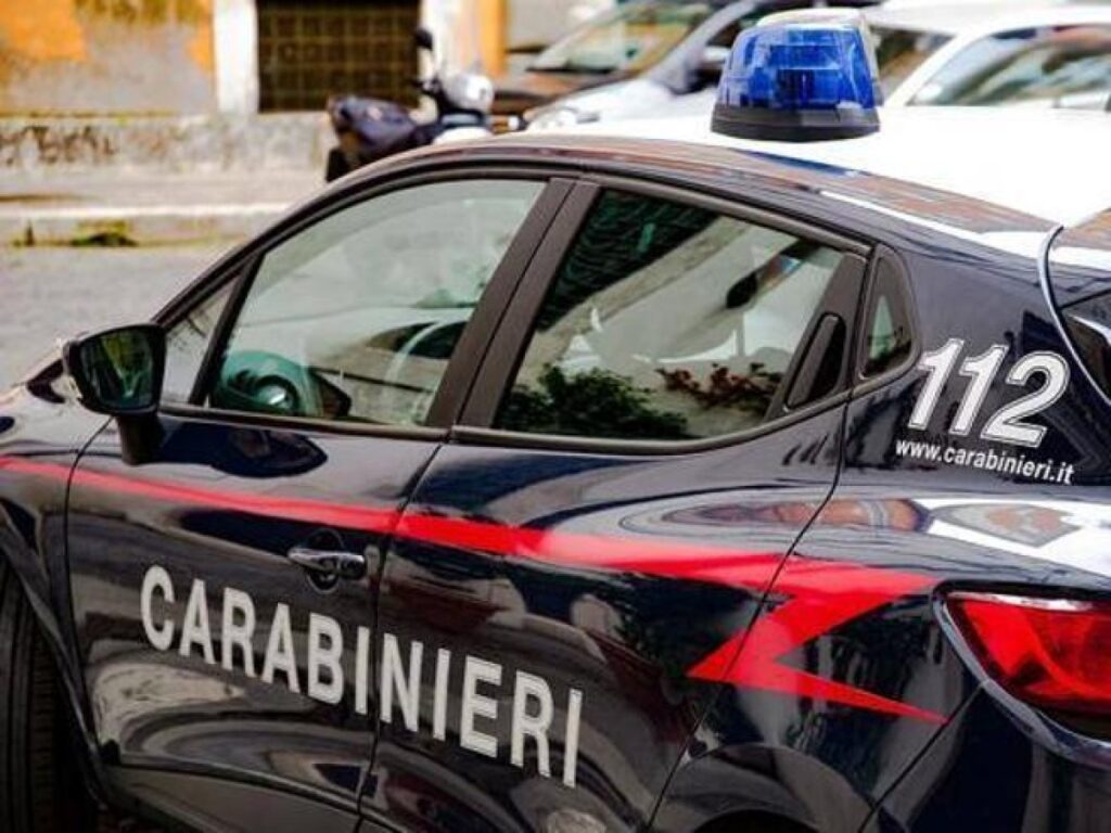 Bimbo di cinque anni cade dal terzo piano: voleva prendere un giocattolo ed era solo in casa. È gravissimo