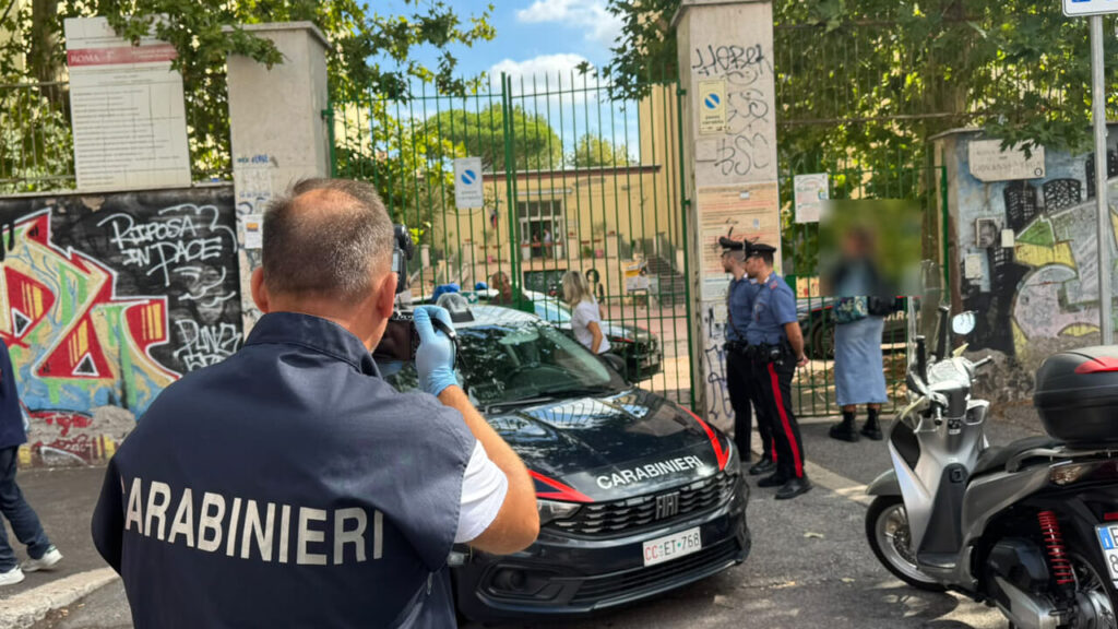 Roma, insegnante accoltellata e aggredita con lo spray al peperoncino. Choc in una scuola media di Centocelle Roma, insegnante accoltellata e aggredita con lo spray al peperoncino. Choc in una scuola media di Centocelle
