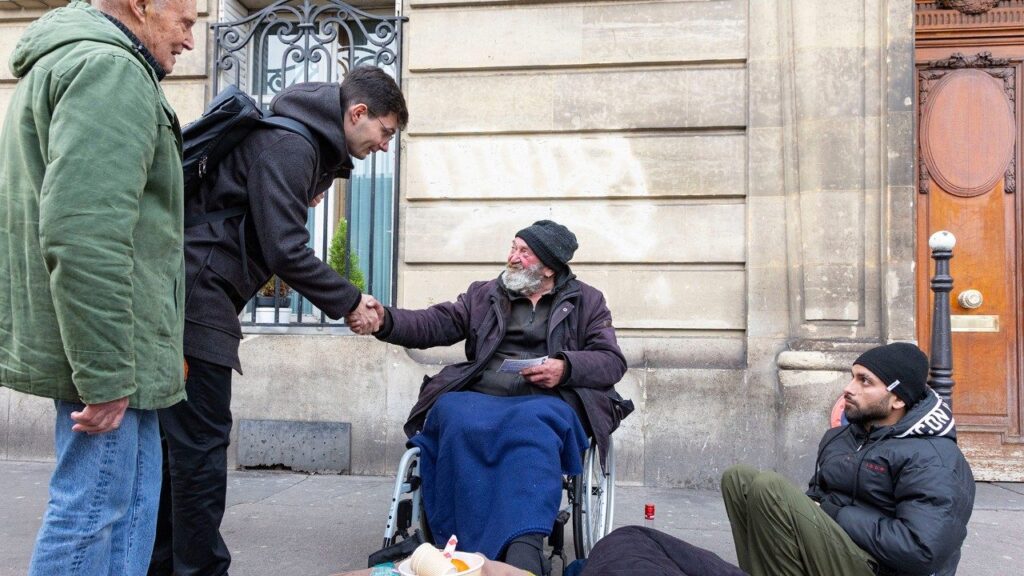 Le realtà solidali di Parigi aspettano Leone: ci esorta a vivere con e come i bisognosi
