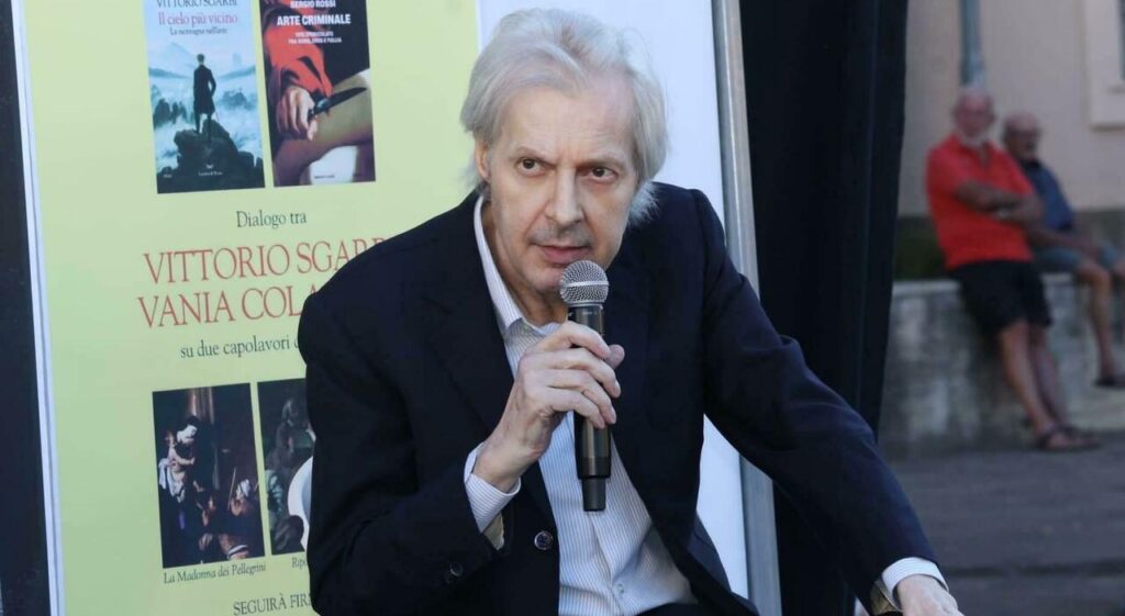 Vittorio Sgarbi accolto da un lungo e commosso applauso a Ferrara: «La mostra è un’impresa»