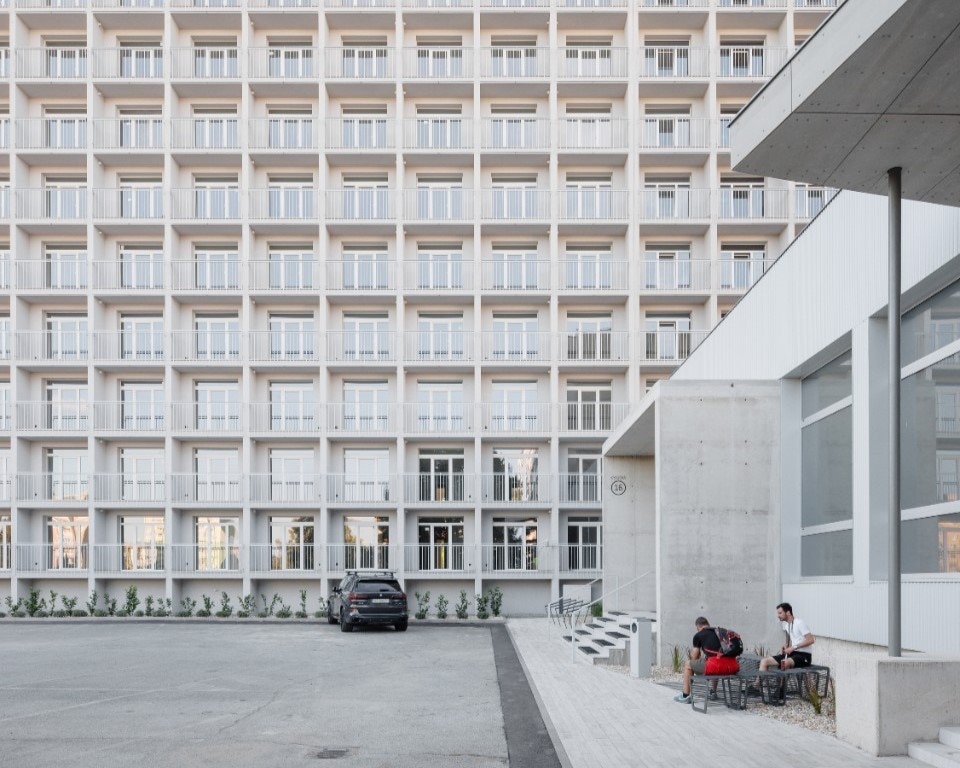 Kosmalt, un dormitorio brutalista riqualificato da Atrium Arckitekti a Košice, Slovacchia Kosmalt, un dormitorio brutalista riqualificato da Atrium Arckitekti a Košice, Slovacchia