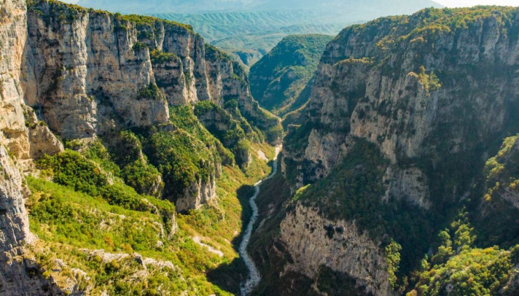 Gola di Vikos: è in Europa il canyon più profondo del mondo Gola di Vikos: è in Europa il canyon più profondo del mondo