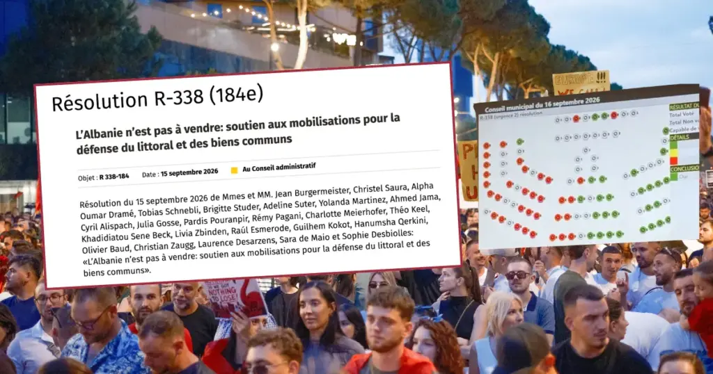 Manifestazione affollata al tramonto con, in primo piano, la risoluzione R-338-184 del Consiglio municipale di Ginevra, intitolata “L’Albania non è in vendita”, e il tabellone della votazione del 16 settembre 2026.