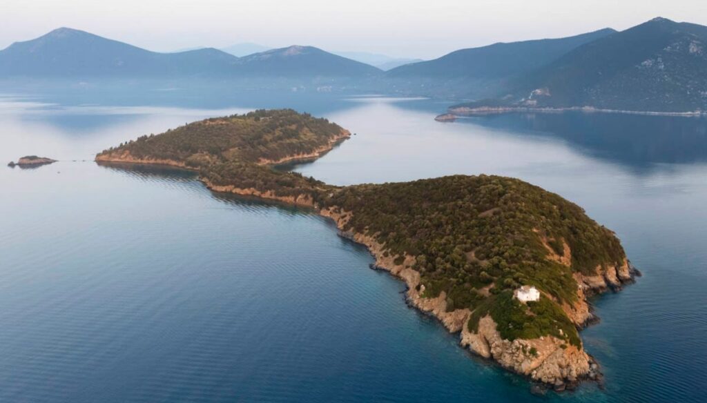 In vendita un’isola greca da sogno con ville, ulivi e spiagge private