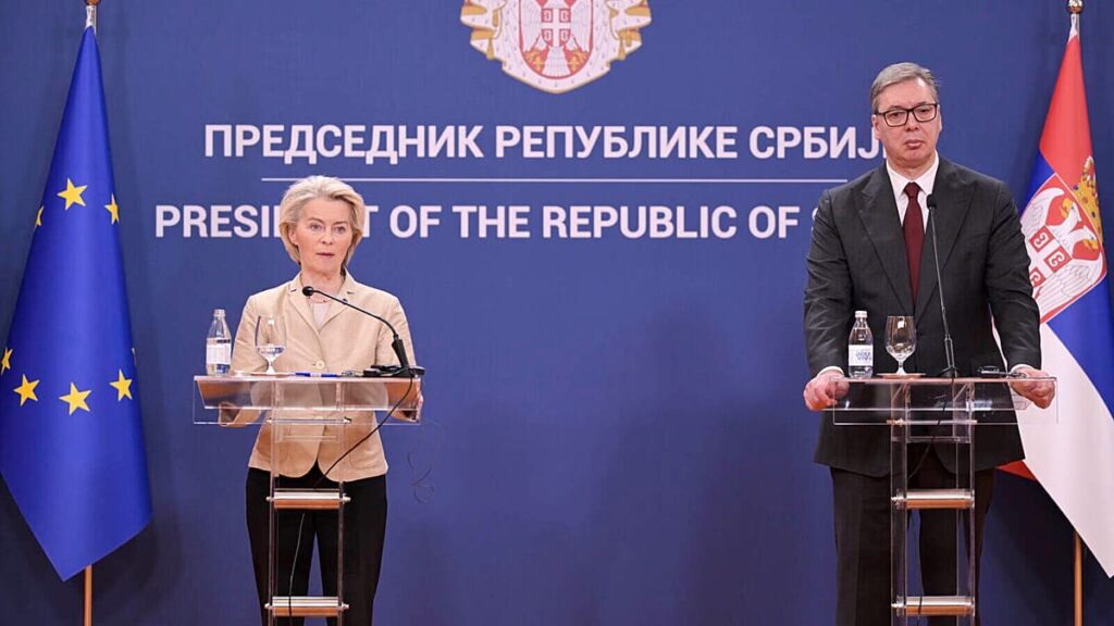 Von der Leyen parla di orrore per i funerali di Mladić ma tace sull’adesione della Serbia all’UE Von der Leyen parla di orrore per i funerali di Mladić ma tace sull'adesione della Serbia all'UE