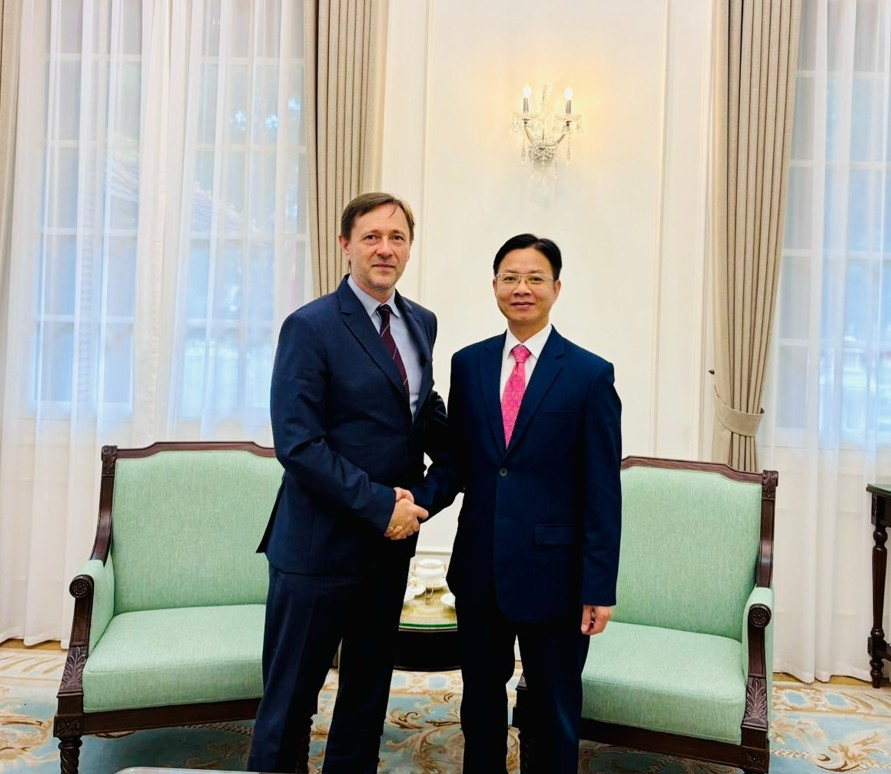 Il Vietnam e l’Ungheria sfruttano i rispettivi punti di forza e le nuove opportunità di cooperazione. Mu Cang Chai è avvolta da soffici nuvole bianche e baciata da un sole dorato.