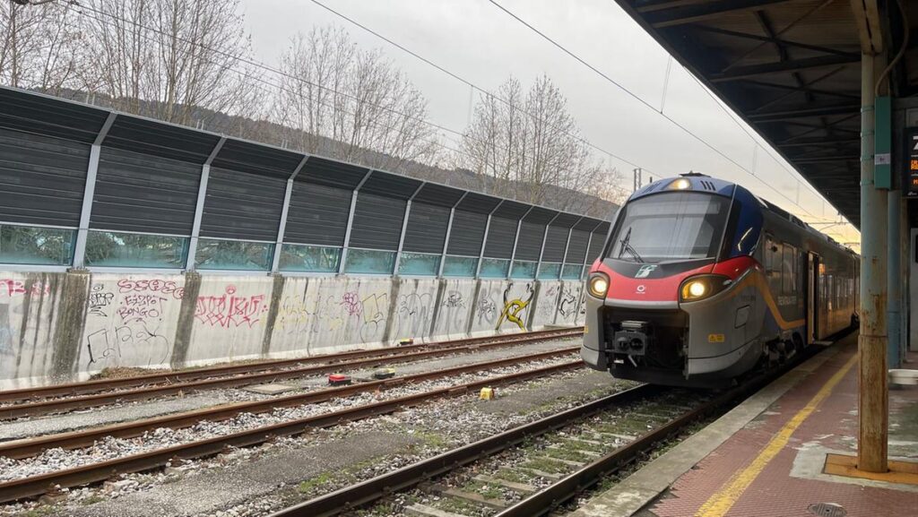 Treno merci esce dai binari e urta un regionale: circolazione ferroviaria bloccata
