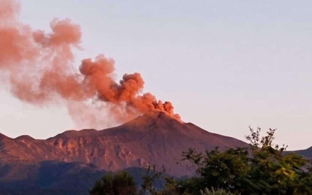 Etna, nuova emissione di cenere lavica sospesi voli a Catania fino alle ore 12 di domani