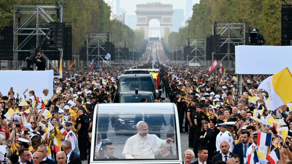 Papa Leone a Parigi, sulla papamobile tra la folla festante lungo gli Champs-Elysées – Vaticano News Papa Leone a Parigi, sulla papamobile tra la folla festante lungo gli Champs-Elysées - Vaticano News