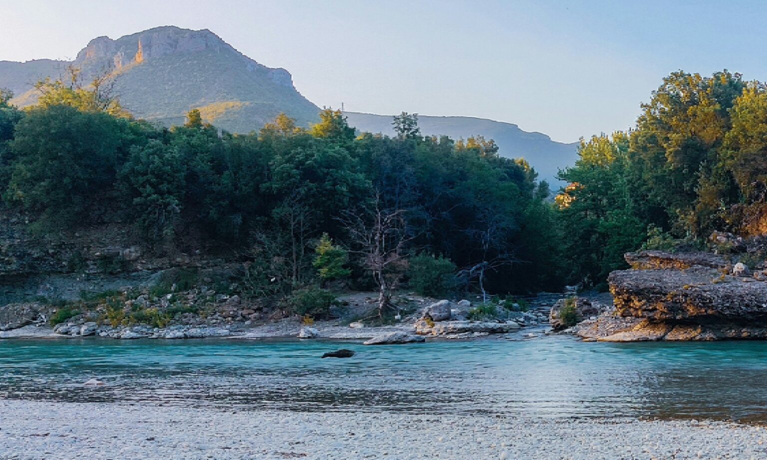 Cosa raccontano le lotte per i fiumi sulla resistenza albanese Il fiume Vjosa in Albania - Immagine di Eni Lale su Unsplash