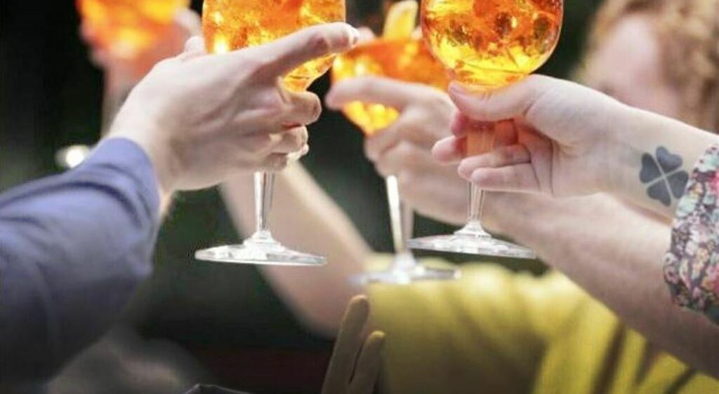 Spritz Aperol e Campari taroccati a Venezia: ecco come falsificavano la bevanda di culto per venderla a prezzo stracciato. Scatta il primo sequestro