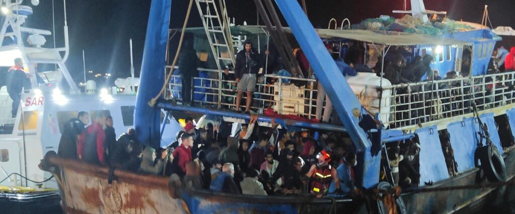 Migranti, arriva la svolta: la Grecia sulla rotta tracciata dall’Italia sugli hub fuori dalla Ue. Con Atene anche Danimarca, Austria, Germania e Paesi Bassi Migranti, arriva la svolta: la Grecia sulla rotta tracciata dall’Italia sugli hub fuori dalla Ue. Con Atene anche Danimarca, Austria, Germania e Paesi Bassi