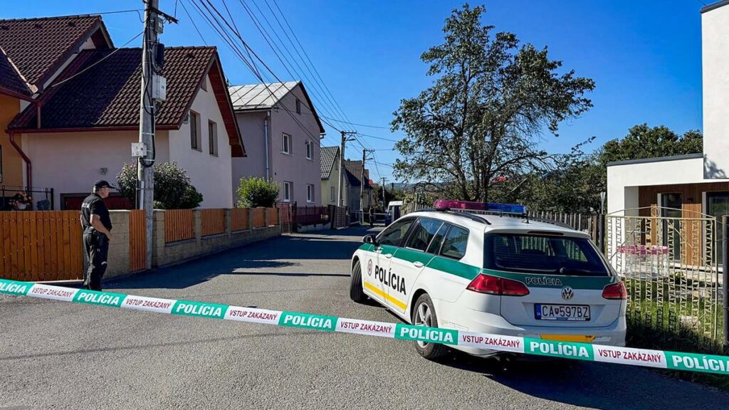 Accoltella a morte l’insegnante e ferisce un compagno e un’altra donna a scuola, arrestato 13enne in Slovacchia Accoltella a morte l’insegnante e ferisce un compagno e un’altra donna a scuola, arrestato 13enne in Slovacchia