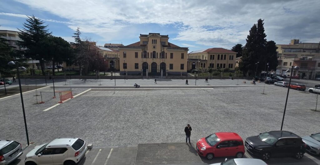 Vibo, dalle polemiche al premio: riconoscimento per Piazza Martiri d’Ungheria Vibo, dalle polemiche al premio: riconoscimento per Piazza Martiri d'Ungheria