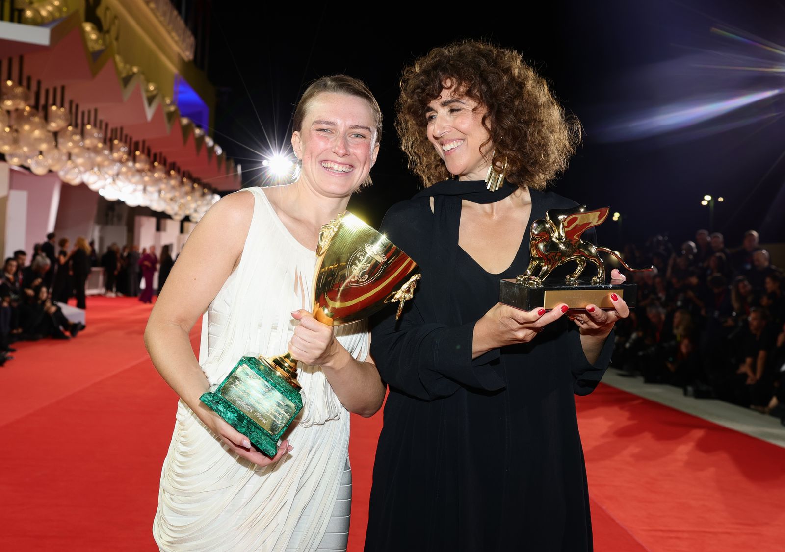 Vincitori del Festival di Venezia 2026 il Leone d'Oro va a May elToukhy per Woman Unknown