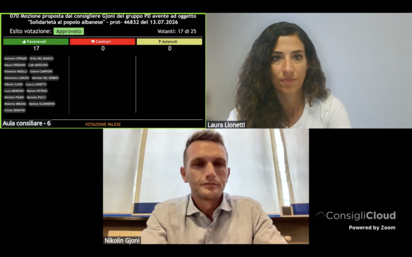 Seduta online del Consiglio comunale di Capannori con il consigliere Nikolin Gjoni, la consigliera Laura Lionetti e il tabellone della votazione sulla mozione “Solidarietà al popolo albanese”, approvata con 17 voti favorevoli.