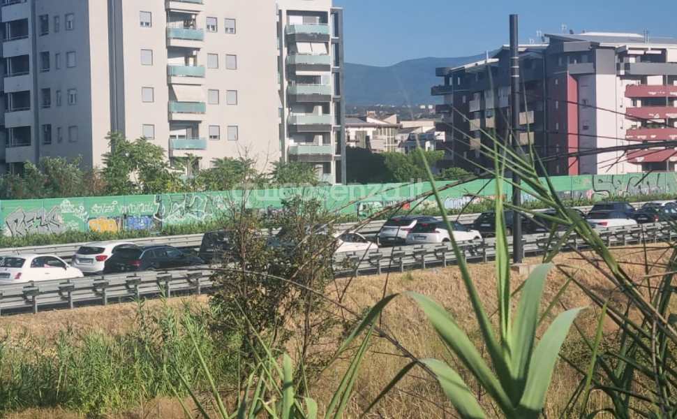 incendio a2 traffico bloccato verso cosenza sud 01