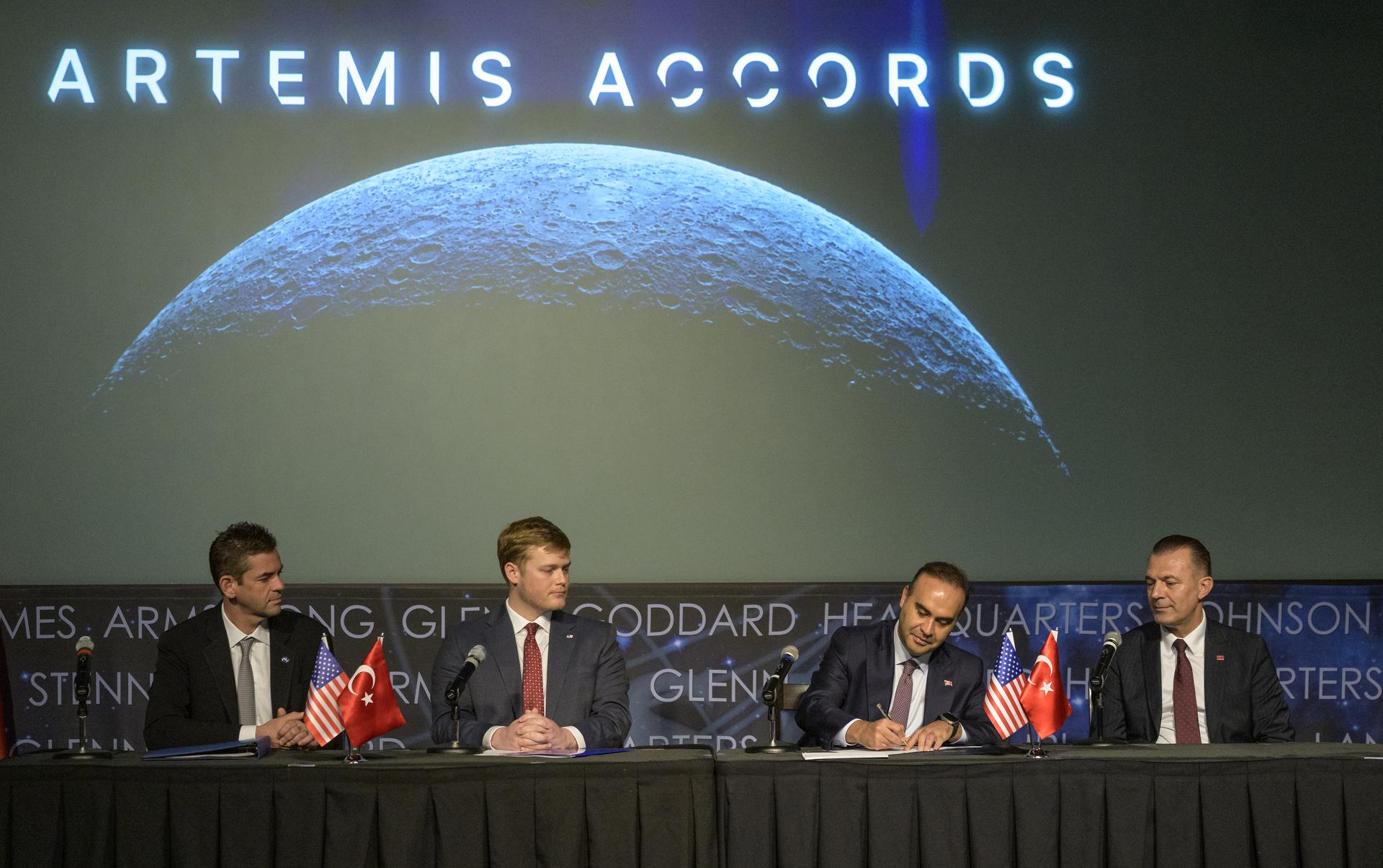 Il ministro turco dell’Industria e della Tecnologia Mehmet Fatih Kacır firma gli Accordi Artemis il 31 agosto 2026 presso il quartier generale della NASA a Washington. Credits: NASA/Bill Ingalls