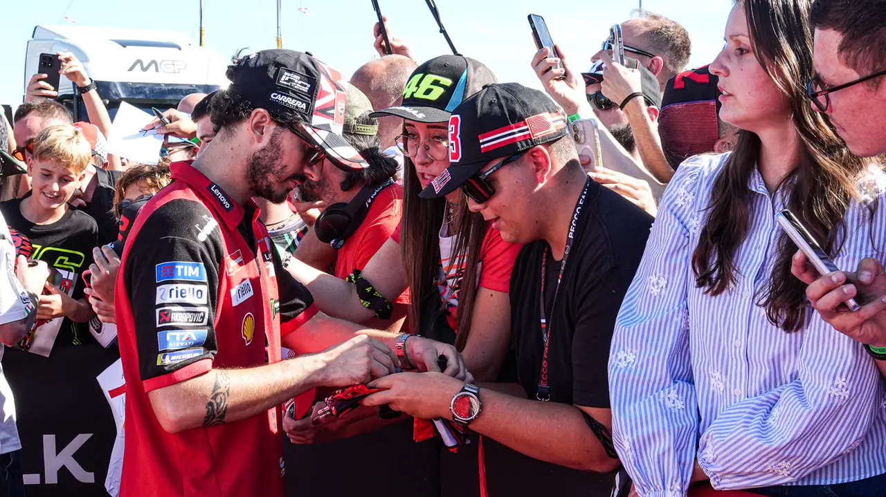 Pecco Bagnaia firma autografi ai tifosi a Misano (Petrangeli)