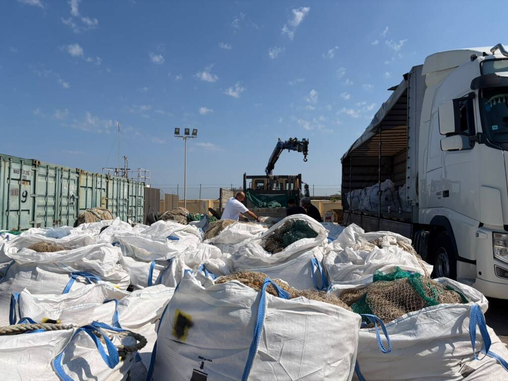 Fiumicino, reti da pesca per l’Ucraina: serviranno come barriere anti-droni