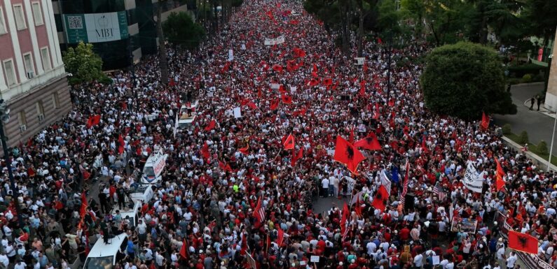 ALBANIA: CRESCONO LE MOBILITAZIONI A TIRANA. L’OMBRA DELLA COMPLICITÀ INTERNAZIONALE NELLA REPRESSIONE DEL DISSENSO