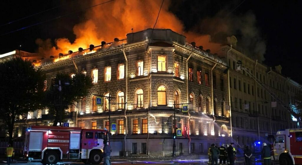 Maxi incendio a San Pietroburgo, a fuoco il palazzo storico «Miller Mansion» in piazza Sant’Isacco Maxi incendio a San Pietroburgo, a fuoco il palazzo storico «Miller Mansion» in piazza Sant'Isacco