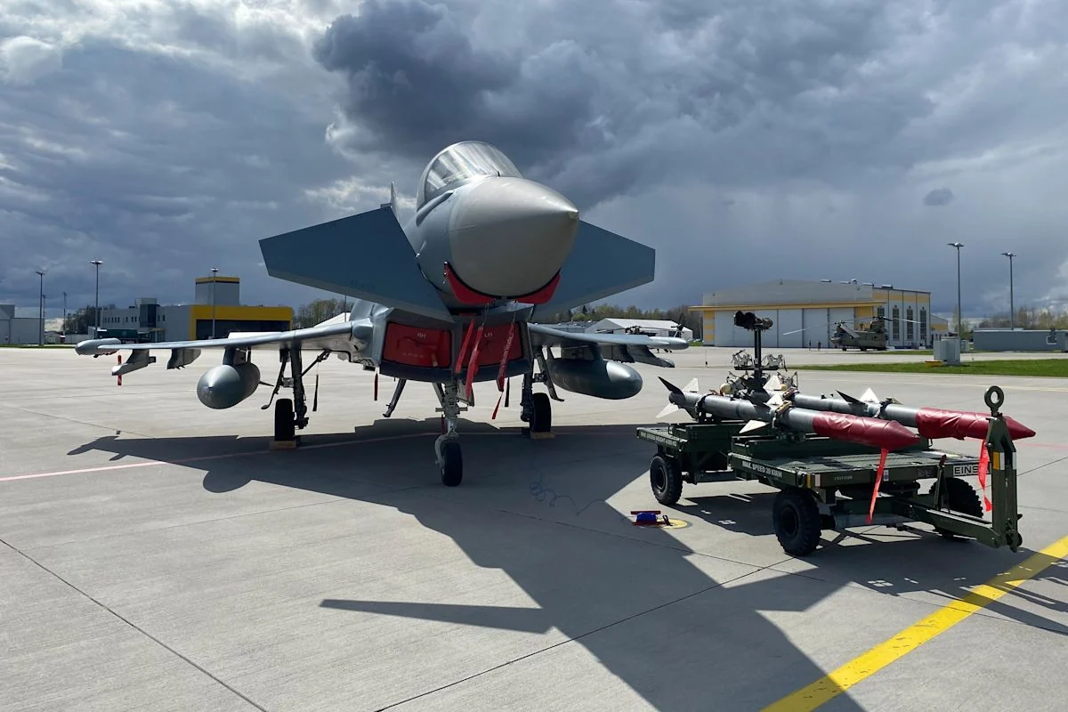 La Germania schiera aerei da combattimento Eurofighter in Lettonia.
