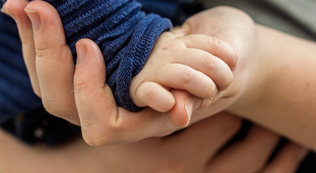 Bimbo muore a 1 anno nel lettino, indagata la babysitter 22enne
