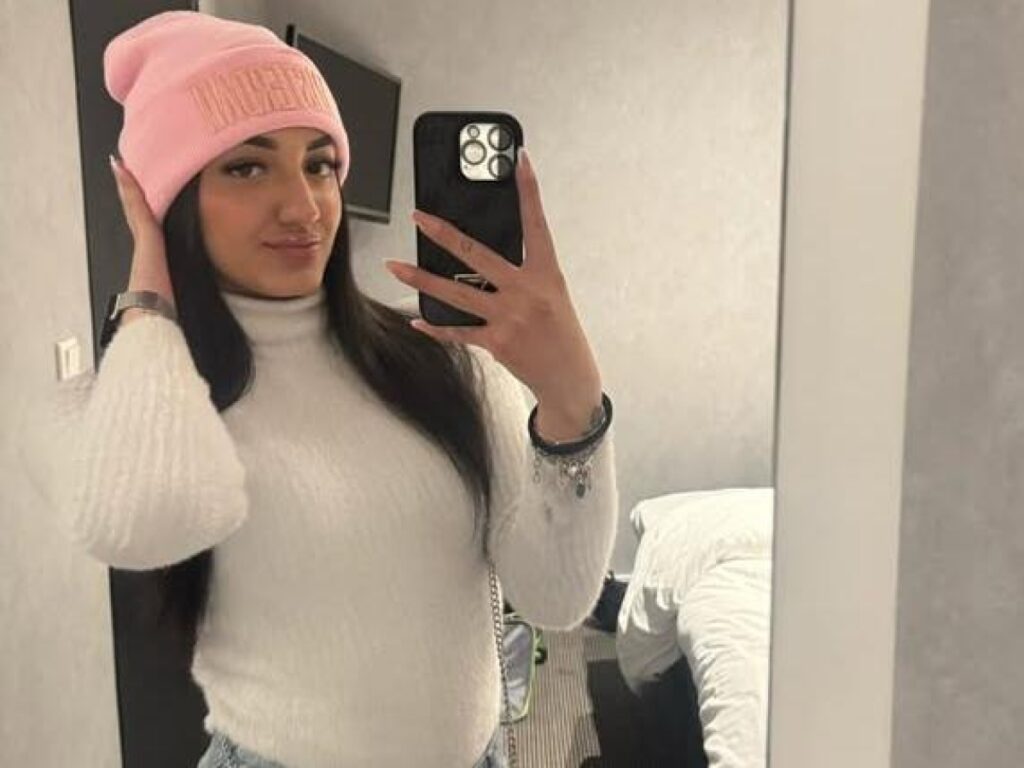 Incidente a Roncello, Carola Battaglia morta a 18 anni. Altri due feriti gravi: uno ha 16 anni. Il giallo della persona in fuga dal luogo dello schianto Incidente a Roncello, Carola Battaglia morta a 18 anni. Altri due feriti gravi: uno ha 16 anni. Il giallo della persona in fuga dal luogo dello schianto