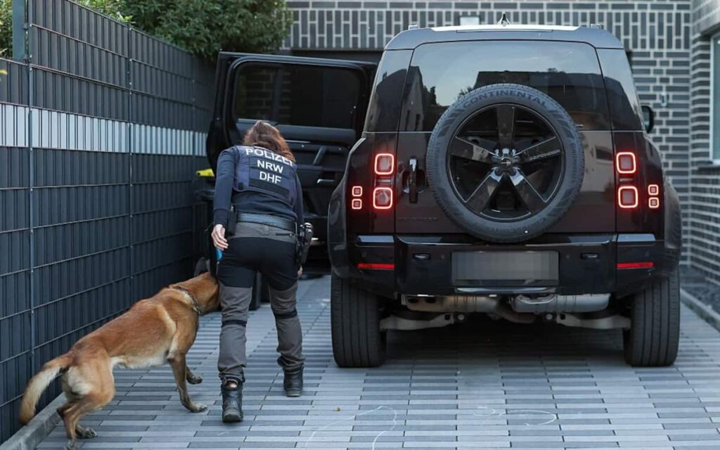 Hells Angels, maxi blitz in 4 Paesi Ue: arresti per prostituzione e traffico di droga e armi Hells Angels, maxi blitz in 4 Paesi Ue: arresti per prostituzione e traffico di droga e armi